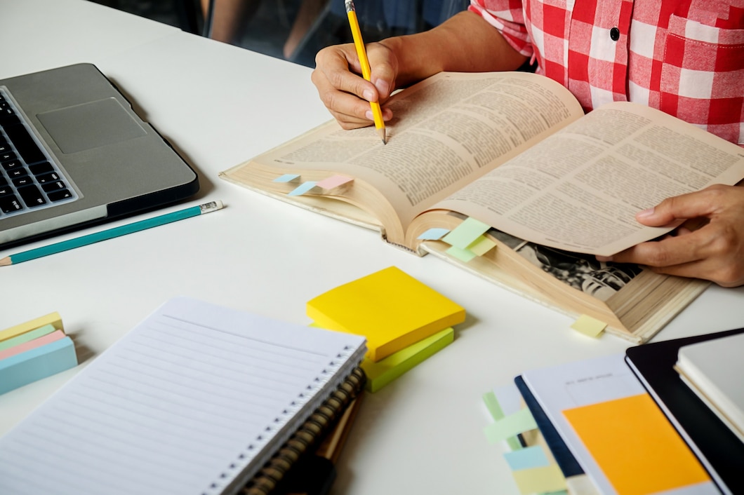 Jak skutecznie organizować czas podczas pisania pracy dyplomowej?