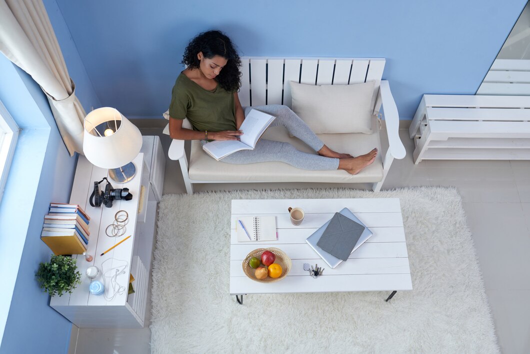 Praktyczne i estetyczne rozwiązania do małych przestrzeni – sofy i kanapy wielofunkcyjne