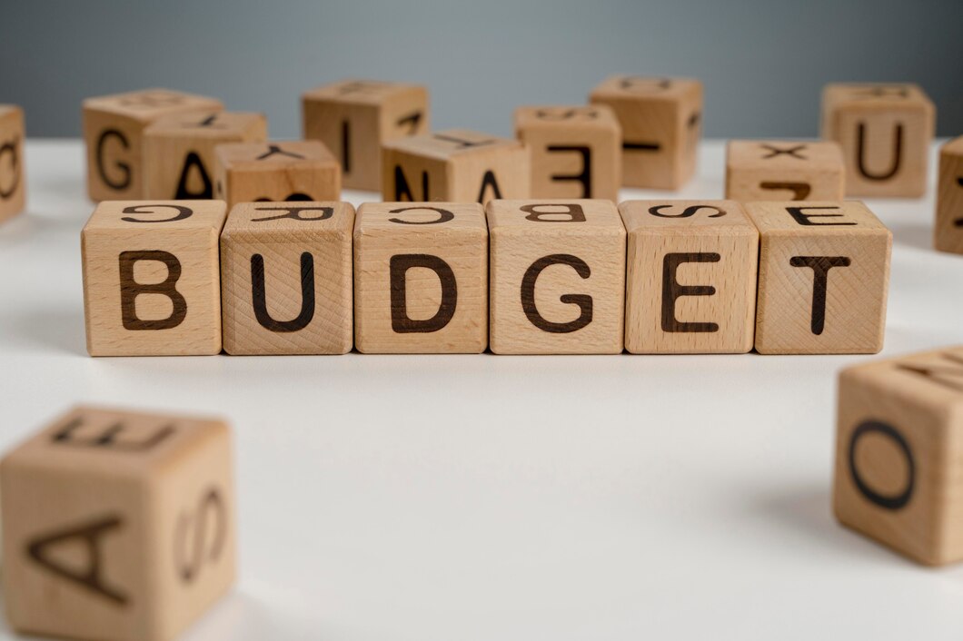 Jak skutecznie zarządzać domowym budżetem na podstawie analizy miesięcznych wydatków?