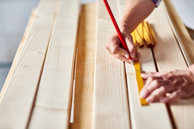 Jak prawidłowo zabezpieczyć drewniane powierzchnie na zewnątrz – praktyczny poradnik