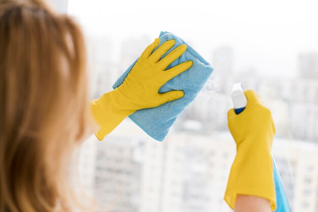 Jak skutecznie czyścić przeszklone powierzchnie wykorzystując płyny i detergenty profesjonalne?